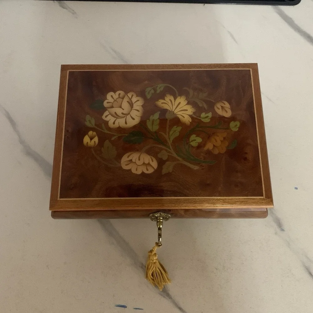 Sorrento Wood Veneer Music Jewelry Box w Key, Reuge Movement Memory
